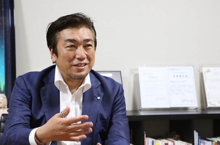 岡田 耕治 氏